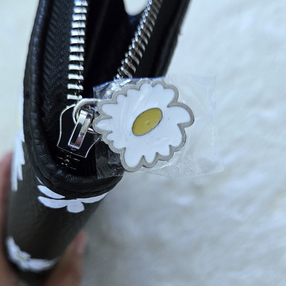 ✨️HP✨️ Dabney Lee Black🖤 Wallet with Daisies🌼 - NWT - Picture 11 of 16